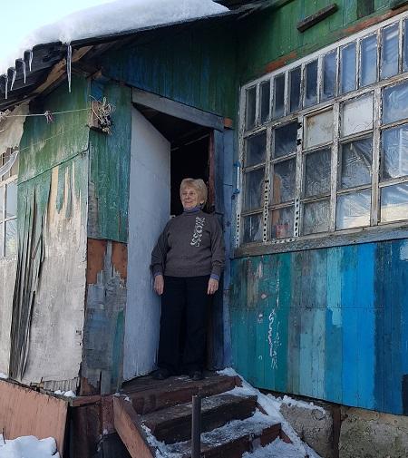 Une Ukrainienne de 80 ans devant sa maison dans les faubourgs de Kharkov, 2017&nbsp;- photo : Jessica Bohm,&nbsp;World Jewish Relief&nbsp; 