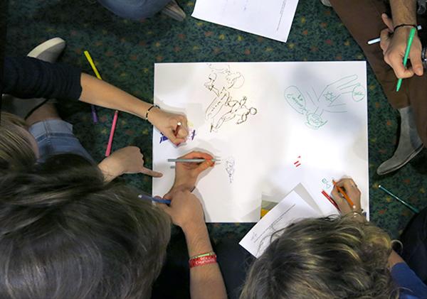 Les élèves sont invités à représenter les mots qui leur viennent à l'esprit pour qualifier différentes populations (Blancs, Noirs, femmes, Juifs...). Les stéréotypes mis en évidence par cet exercice seront ensuite déconstruits.&nbsp;Photo :&nbsp;CoExist 