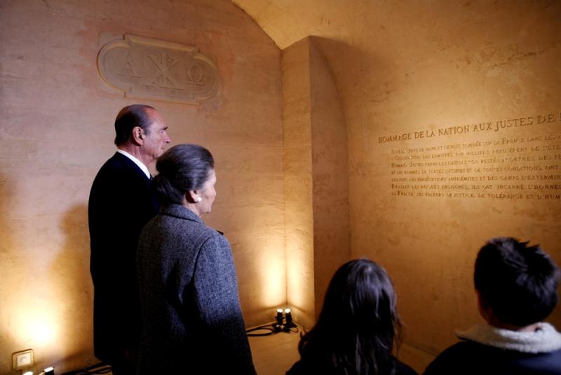 Jacques Chirac&nbsp;et Simone Veil&nbsp;dans la crypte du Panthéon lors de la cérémonie d'hommage aux Justes de France. Photo : P. Segrette © Service photographique de la Présidence de la République 