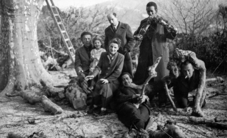 André Breton, Aube Breton, Sylvain Itkine, Hélène Lam, Oscar Dominguez, Wifredo Lam, Jacques Hérold à la Villa Air-Bel en 1941 ©Aube Breton Elléouët 