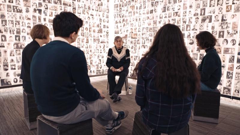 Ginette Kolinka, rescapée de la Shoah, témoignant au&nbsp;Mémorial de la Shoah à Paris. Photo : Schuch Productions 