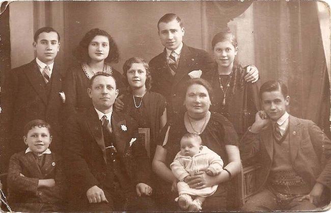 Photo de la famille Boguslawski, prise à Paris, vers 1930 ou 1931. Joseph est en bas à gauche&nbsp;© Archives familiales de la réalisatrice 