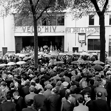 Commémoration de la rafle du Vél' d'Hiv' en 1957. Crédit : Mémorial de la Shoah 