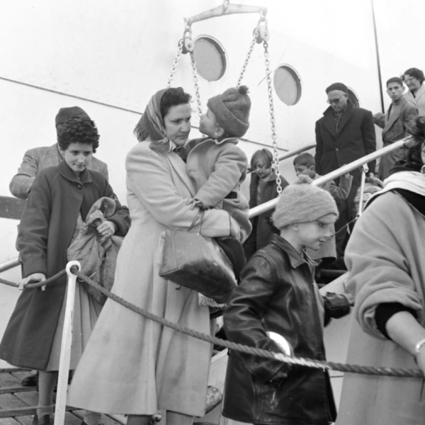 Réfugiés juifs égyptiens arrivant en Grèce&nbsp;en 1957 avant leur immigration en Israël. Photo :&nbsp;American Jewish Joint Distribution Committee. 