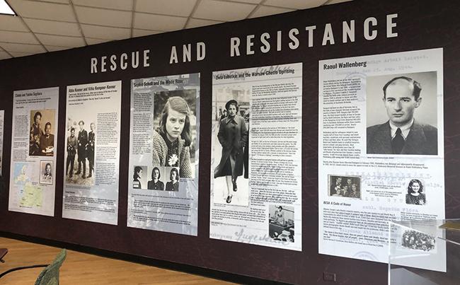 Le mur du sauvetage et de la résistance dans la galerie d'action et d'éducation sur la Shoah du Wagner College Holocaust Center. Conception : Lori Weintrob et Laura Morowitz ©Staten Island Advance/Jan Somma-Hammel 