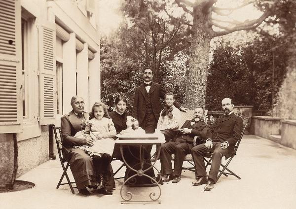 Réunion de famille à Carpentras, aux alentous de 1899 - Photo :&nbsp;Collection Famille Dreyfus De gauche à droite : Henriette Valabrègue (soeur aînée d'Alfred), Jeanne, Lucie, Mathieu, Pierre, Joseph,&nbsp;Paul Valabrègue&nbsp; 