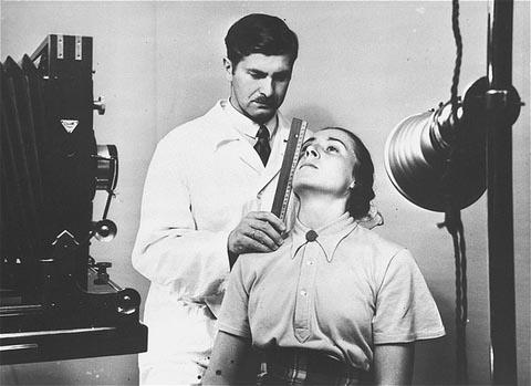 Les traits du visage d'une jeune femme allemande sont mesurés lors d'un examen racial, Berlin, entre 1933 et 1939 -&nbsp;Photo : U.S.&nbsp;Holocaust Memorial Museum 