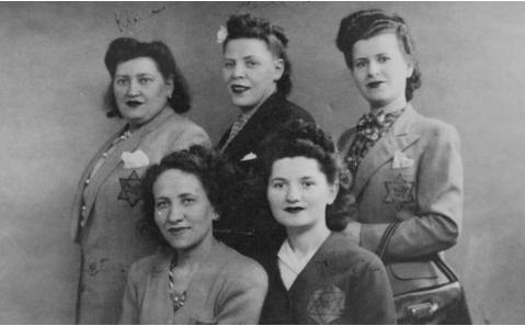 Femmes juives portant l'étoile jaune,&nbsp;Paris, 8 juin 1942 -&nbsp;Photo :&nbsp;US Holocaust Memorial Museum 