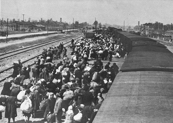 Arrivée d'un convoi de Juifs hongrois à Auschwitz-Birkenau, mai 1944 - Photographie extraite de l'Album d'Auschwitz 