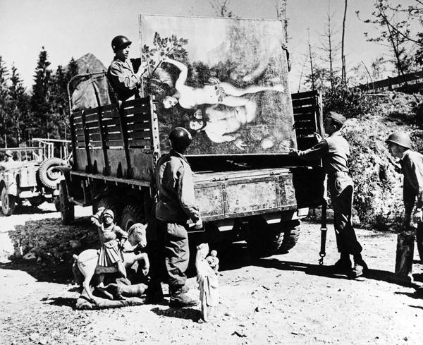 Soldats américains chargeant des objets d'art volés par Hermann Goering sur un camion, 1945 - Photo : Granger 