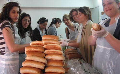 Distribution de colis de nourriture par le Jaffa Institute. Photo : Jaffa Institute 