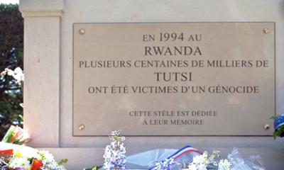 La stèle inaugurée le 31 octobre 2014 au cimetière du Père Lachaise.