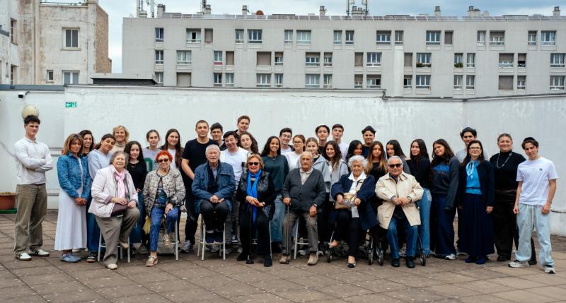 Photographie de groupe avec les élèves et les sept enfants cachés