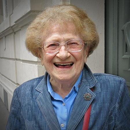 Odette Spingarn en 2014, lors d'une visite à la Fondation pour la Mémoire de la Shoah, qui a édité son récit dans la collection Témoignages de la Shoah - Photo : Philippe Weyl 