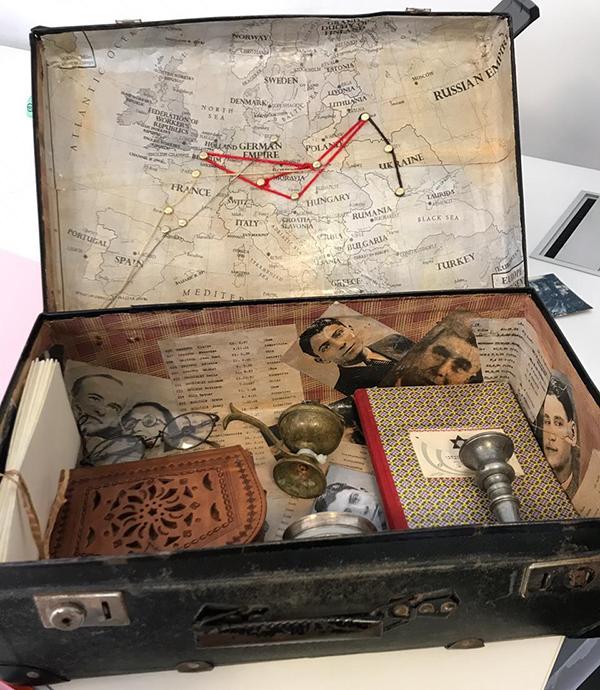 Les élèves ont rempli une ancienne valise d'objets symbolisant l'exil. Ce travail leur a valu une mention du jury du CNRD dans la catégorie “réalisation d'un travail collectif”. Photo : Lycée français Lyautay de Casablanca