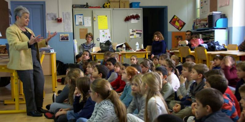 Intervention de l'historienne Renée Dray-Bensousan à&nbsp;l'école&nbsp;primaire Joseph Marie Marsily de Pertuis. Photo :&nbsp;page Facebook du projet 