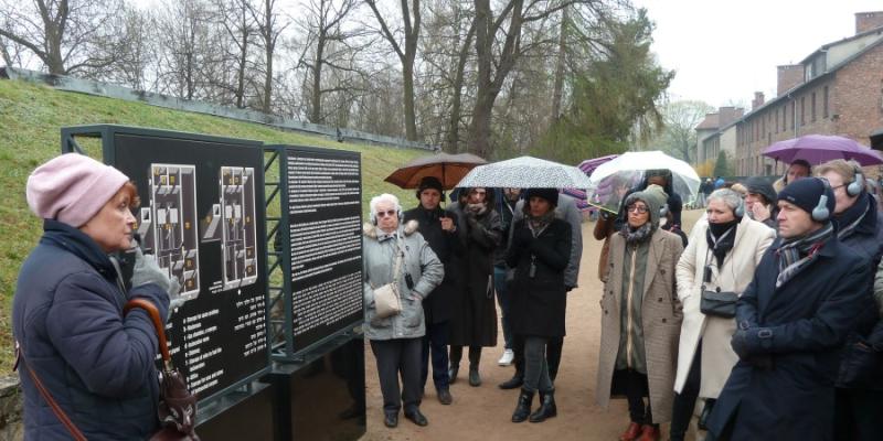 Visite du camp d'Auschwitz I&nbsp;accompagnée par Esther Senot, rescapée d'Auschwitz-Birkenau. Photo : Pierre Marquis / FMS. 