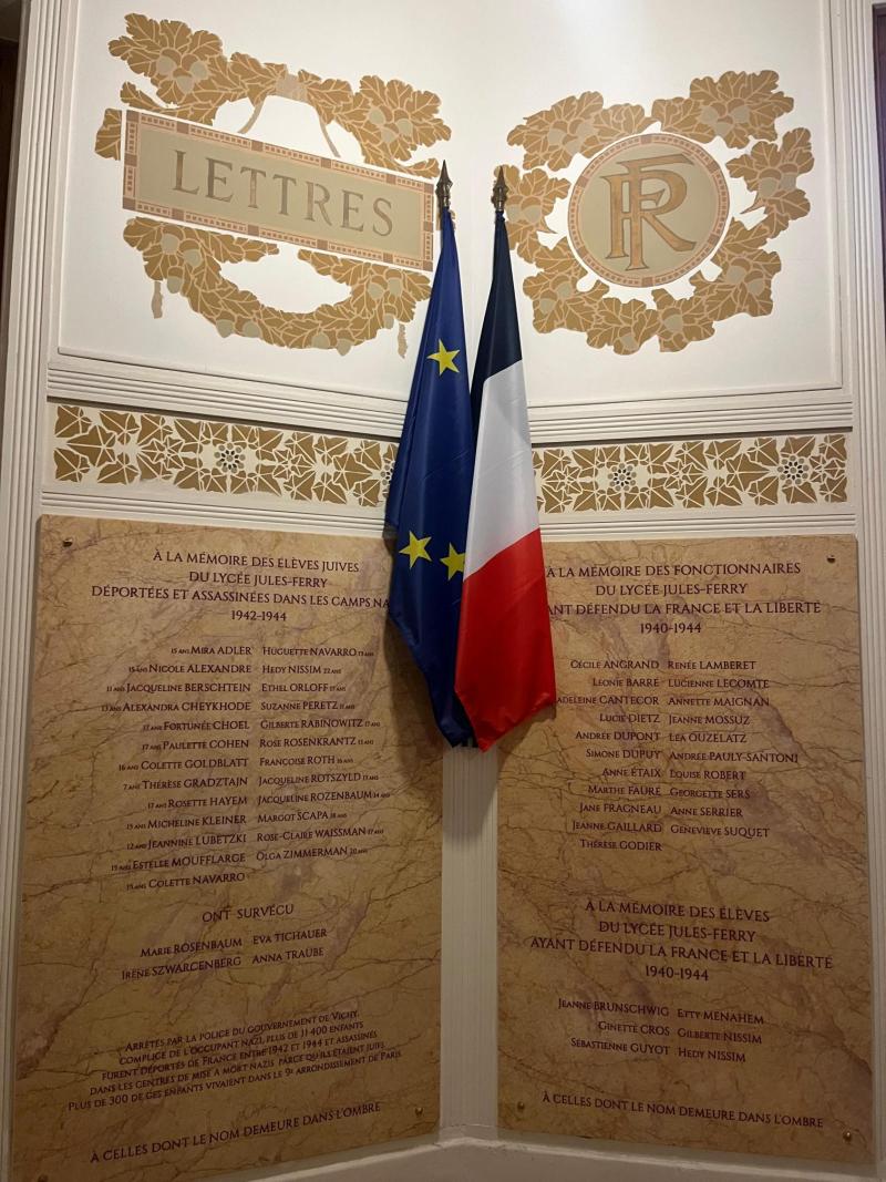 Inauguration d'un monument érigé à la mémoire des élèves juives déportées et assassinées dans les camps nazis (1942-1944) - Lycée Jules Ferry (Paris, 9e)