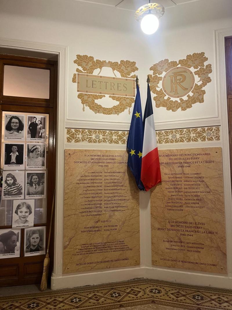 Inauguration d'un monument érigé à la mémoire des élèves juives déportées et assassinées dans les camps nazis (1942-1944) - Lycée Jules Ferry (Paris, 9e)