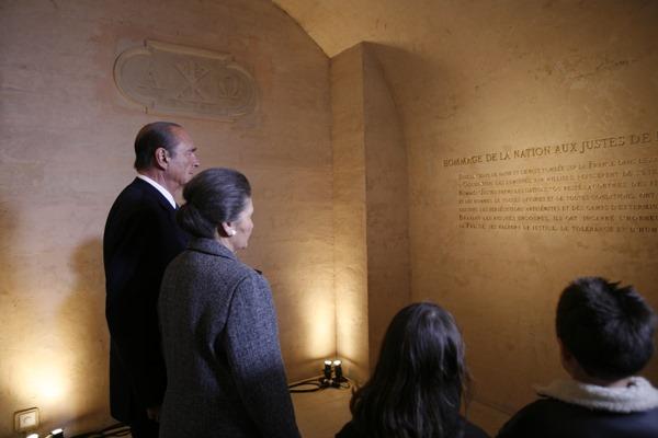 Jacques Chirac et Simone Veil dans la crypte du Panthéon lors de la cérémonie d'hommage aux Justes de France. Photo : P. Segrette © Service photographique de la Présidence de la République