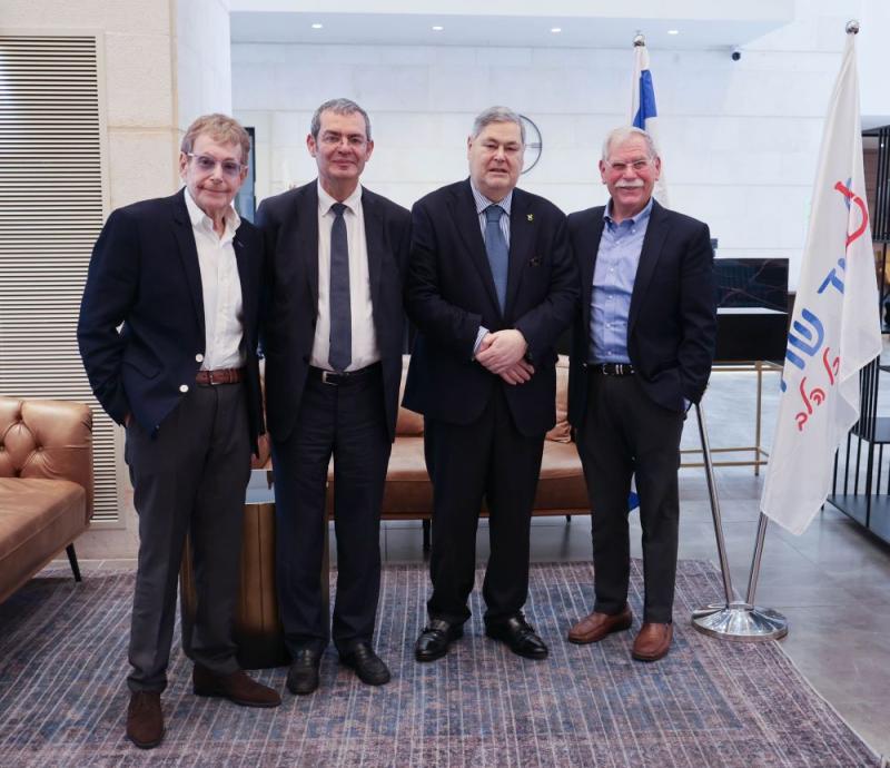 Au centre : Pierre-François Veil, Président de la FMS et Philippe Allouche, Directeur général, entourés de Philip Bendheim et Gilles Debache, dirigeants de Yad Sarah, à Jérusalem, dans le centre d’accueil des personnes âgées et survivants de la Shoah, réfugiés en raison de la guerre. 