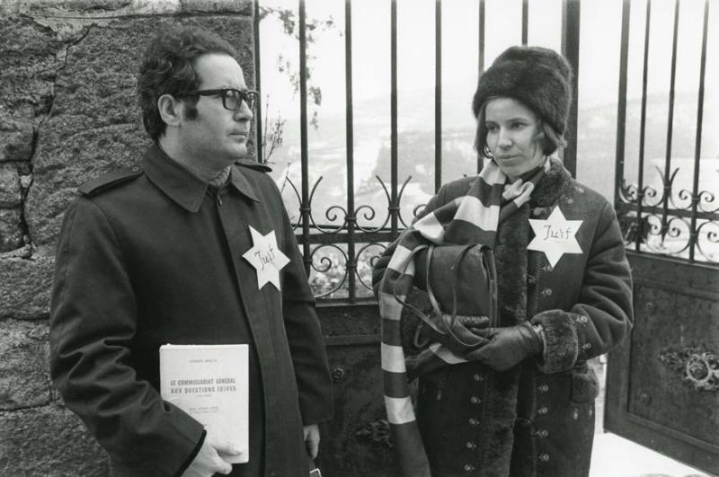 Beate et Serge Klarsfeld viennent perturber les obsèques de Xavier Vallat, ancien commissaire général aux questions juives et figure de l’extrême-droite antisémite, à Pailharès. 8 janvier 1972. Photo Elie Kagan, Coll. Klarsfeld / BDIC 