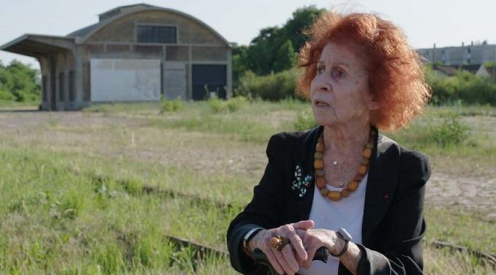 Marceline Loridan-Ivens, sur les lieux de l'ancienne gare de Bobigny, juillet 2017. Photo : Zadig Productions. 