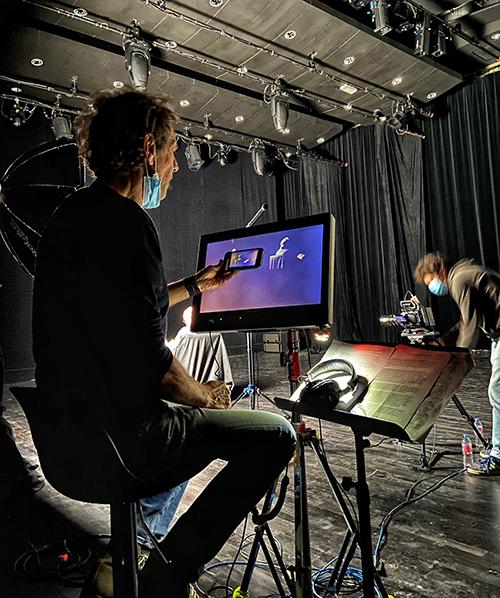 Tournage de la lecture d'un témoignage. Photo : Ténou'a 