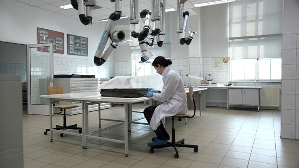 Atelier de restauration d'objets du Mémorial d'Auschwitz. Photo :&nbsp;Scienceview Media 