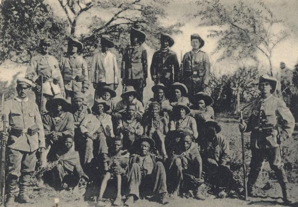 Soldats des troupes coloniales du Sud-Ouest africain allemand entourant des chefs herero prisonniers. Namibie, ca 1904/1905. Photo : Deutsches Historisches Museum, Berlin / I. Desnica
