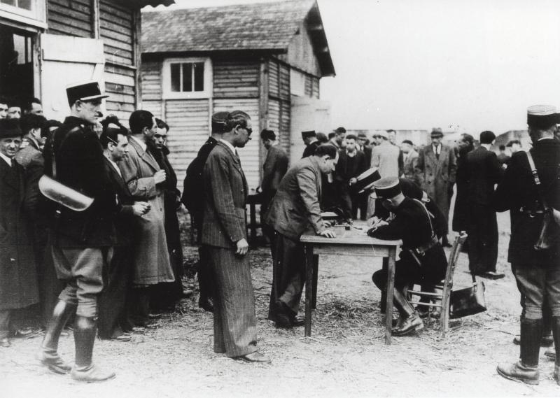 L'enregistrement des internés au camp de Pithiviers